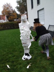 Mumienwickeln Halloween